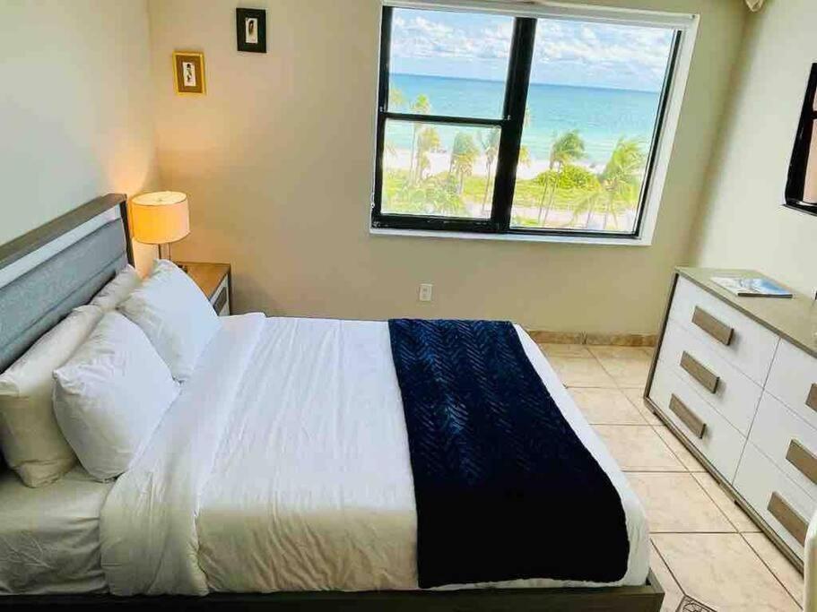 Апартаменты Chic Ocean Front Studio! Майами-Бич Экстерьер фото